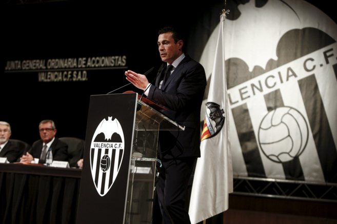 El presidente del Valencia, Amadeo Salvo, se dirige a los accionistas...