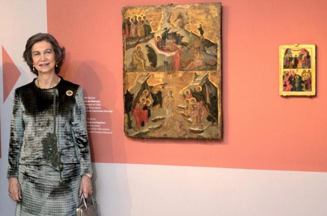 a reina Sofía posa junto al cuadro "La Natividad y el...
