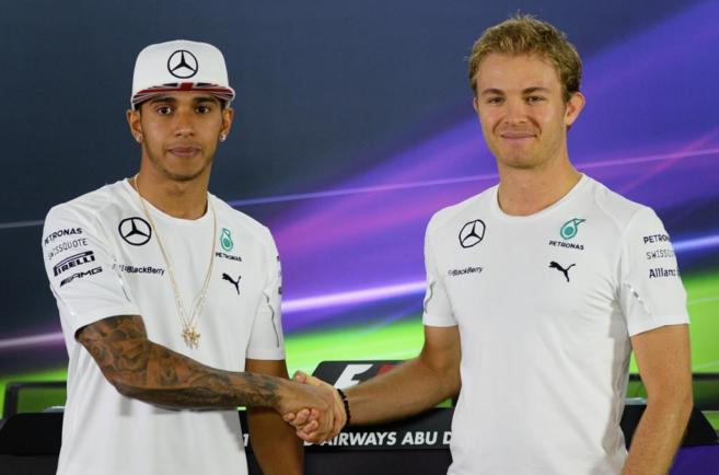 Lewis Hamilton (izda) estrecha la mano a Nico Rosberg.