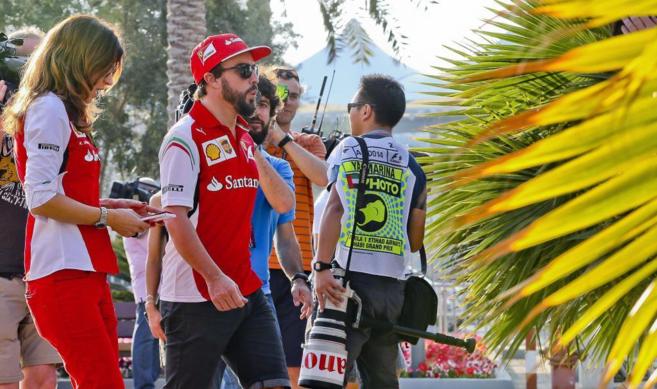 Fernando Alonso, en el 'paddock' de Abu Dhabi.