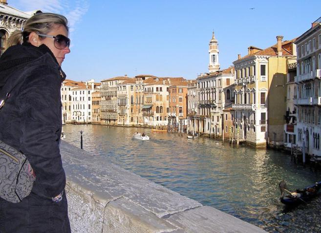 Una turista se asoma al Gran Canal de Venecia desde el Puente de...
