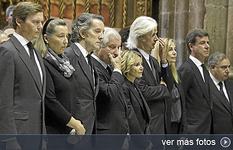 Los hijos de la duquesa de Alba, en el funeral en la catedral de...