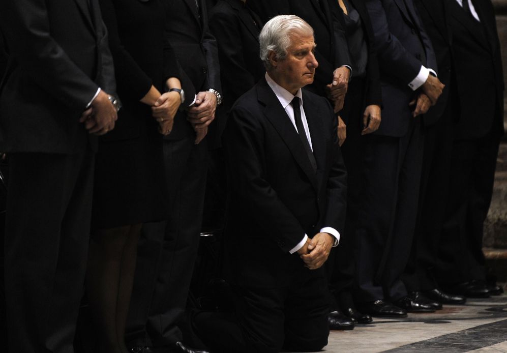 El duque de Huscar, primognito de la duquesa, durante el funeral.