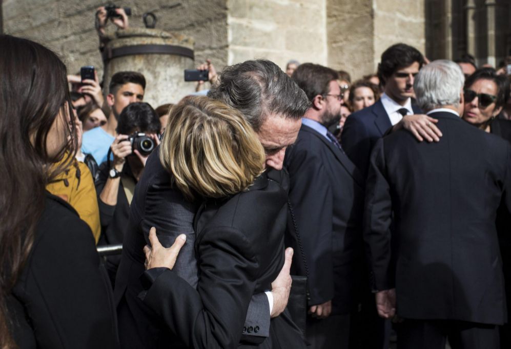 Alfonso Dez y Eugenia Martnez de Irujo se abrazan tras el funeral.