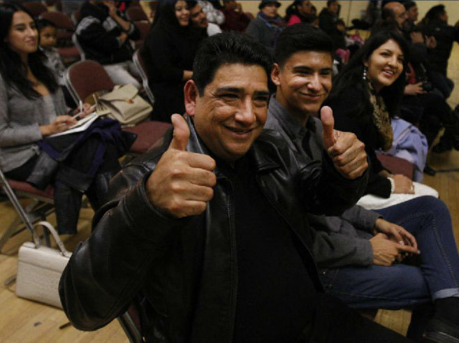 Un grupo de inmigrantes hispanos celebra en Salt Lake City el anuncio...