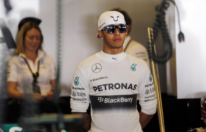Lewis Hamilton observa desde el garaje de Mercedes.