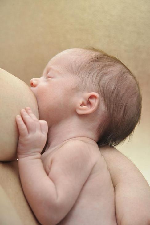 La leche materna aporta beneficios al recién nacido y a la madre.
