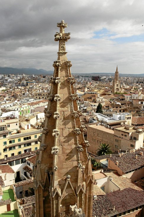 Vista de la capital balear desde lo alto de la Catedral de Mallorca.