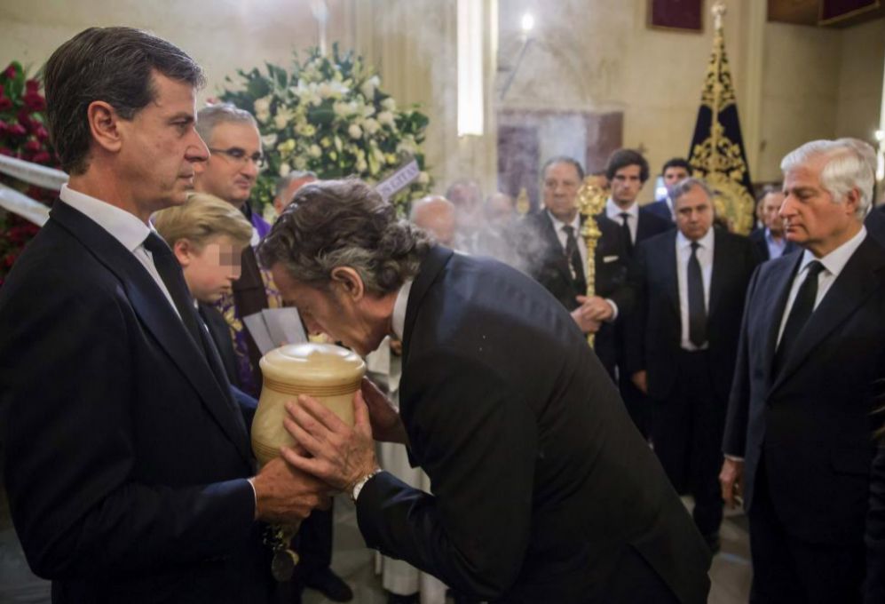 Alfonso Dez besa las cenizas de su esposa.