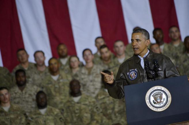 Barack Obama, dando un discurso a soldados en la base area de Bagram...