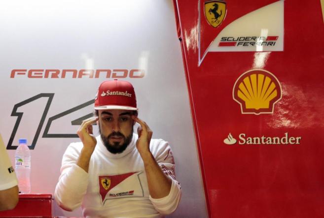 Fernando Alonso, en el garaje de Ferrari.