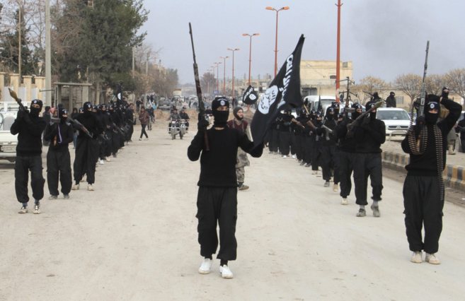 Yihadistas del Estado Islmico de Irak y Siria desfilan en la...