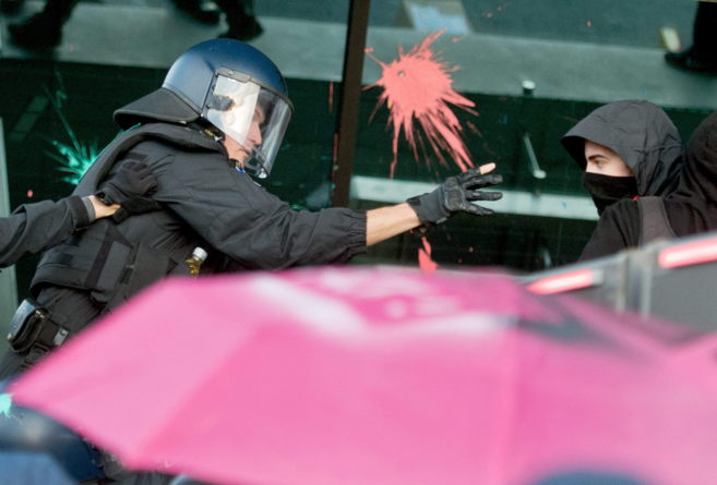 Activistas se enfrentan a la polica frente a la nueva sede del BCE...