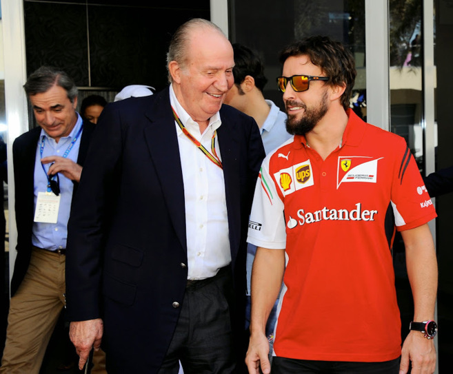 El Rey Juan Carlos, junto a Fernando Alonso en Yas Marina antes de la...