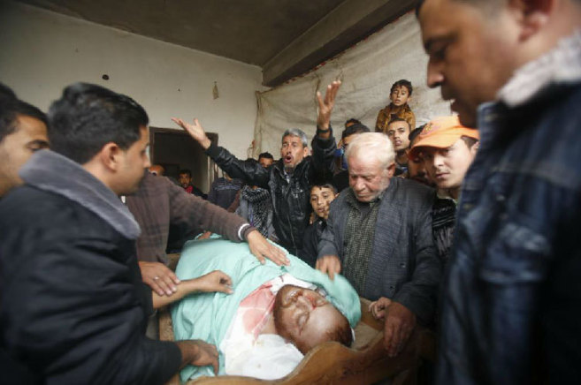 Familiares del palestino Fadil Muhammad Halawah lloran su muerte...