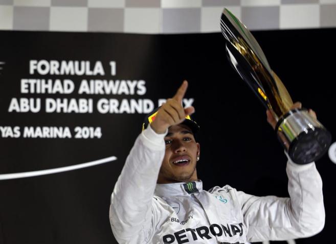 Lewis Hamilton, en el podio del circuito de Yas Marina.