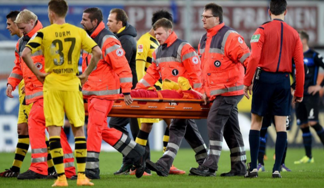 Marco Reus es retirado del campo en camilla tras la brutal entrada de...