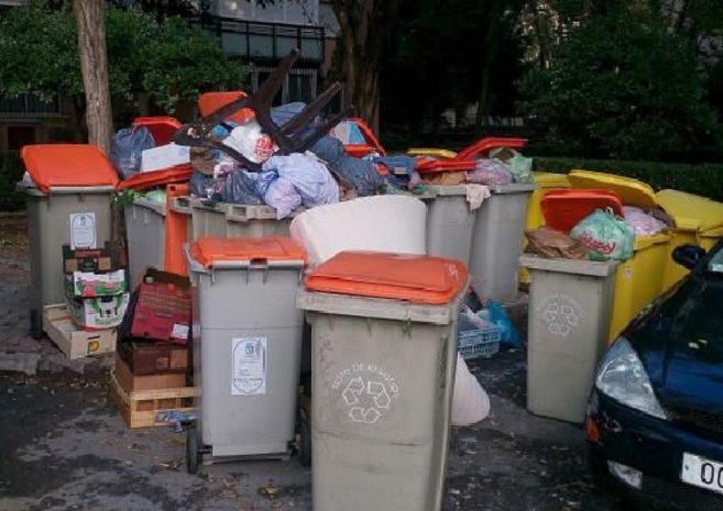 Cúmulos de basura sin recoger en la periferia de Madrid durante los...