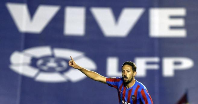 El delantero del Levante Jos Luis Morales celebra el gol de la...