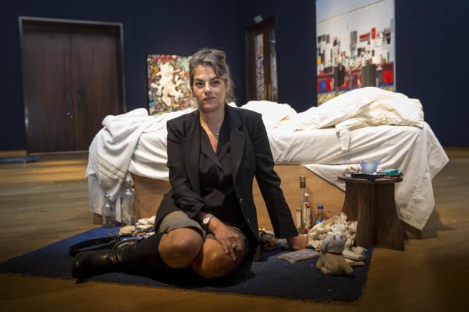 La artista Tracey Emin, ante la pieza titulada 'My Bed'.