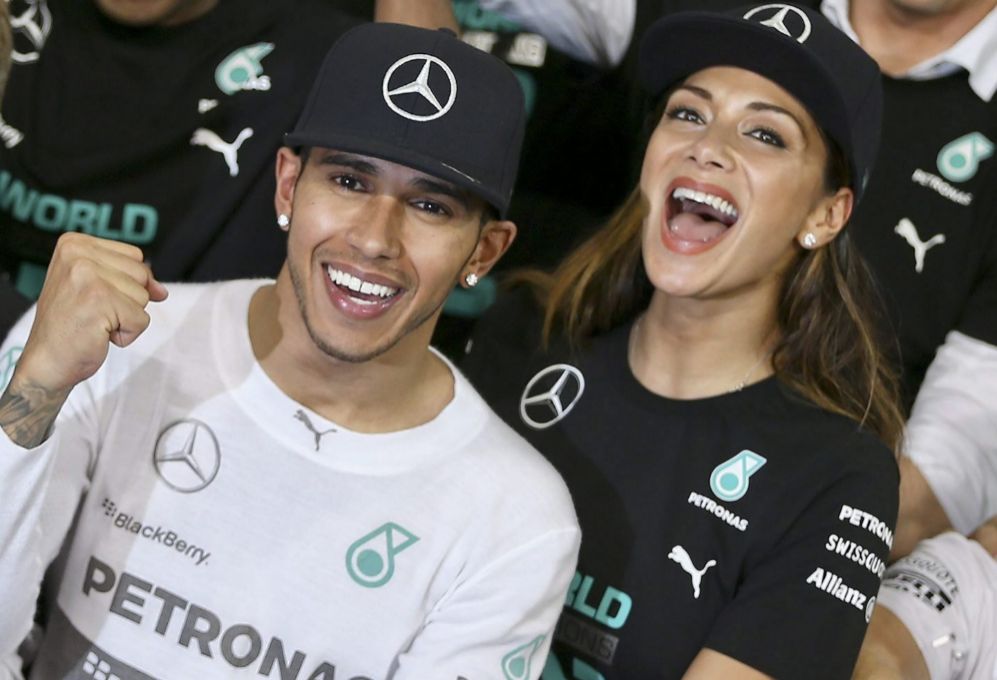 Lewis Hamilton celebra con su novia su victoria del domingo.