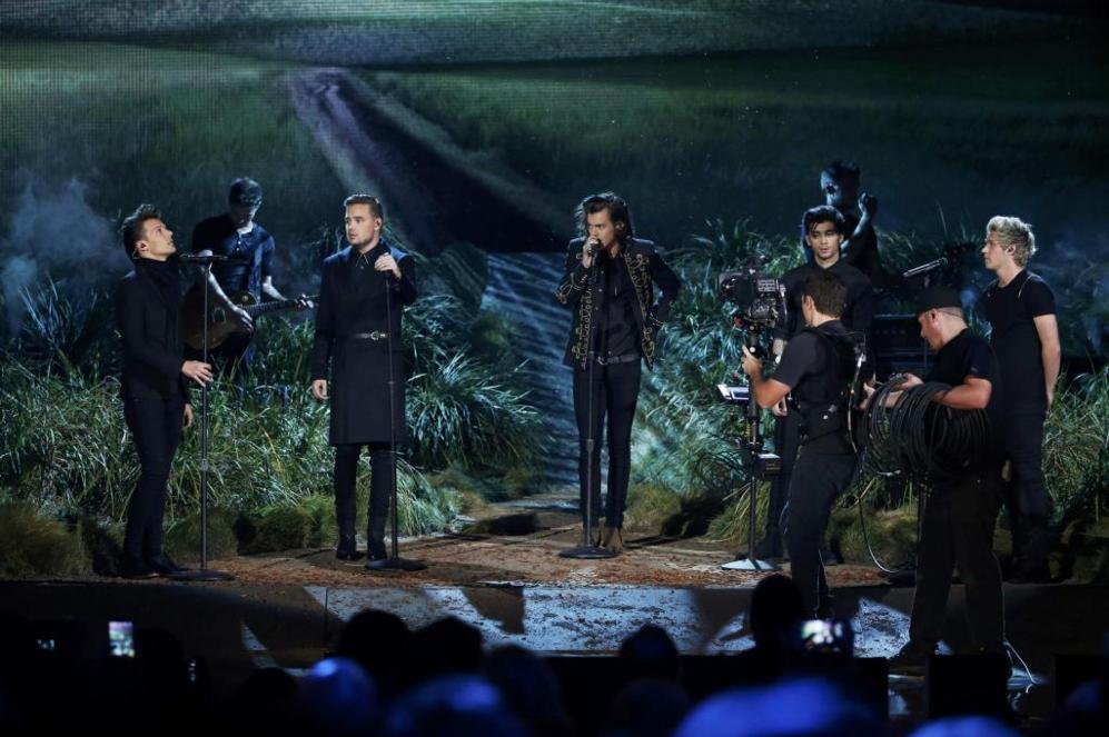 One Direction cantando "Night Changes" durante la gala de los AMA's