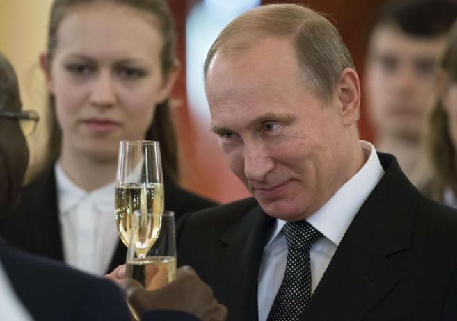 Vladimir Putin brinda con embajadores extranjeros en el Kremlin en...