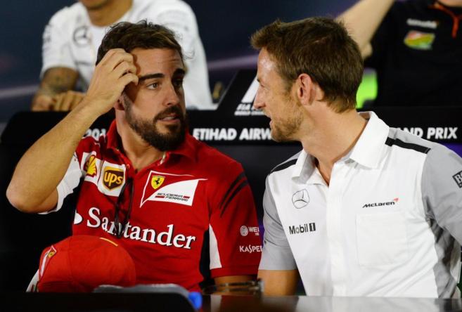 Fernando Alonso charla con Jenson Button en la rueda de prensa de Abu...
