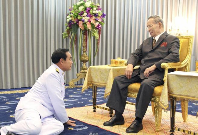 El rey Bhumibol (dcha.) recibe al general Prayut Chan-Ocha, en...