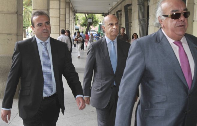 Jos Gonzlez Mata (en el centro), y su abogado, Juan Pedro Cosano...