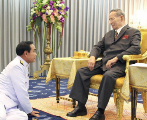 El rey Bhumibol (dcha.) recibe al general Prayut Chan-Ocha, en...