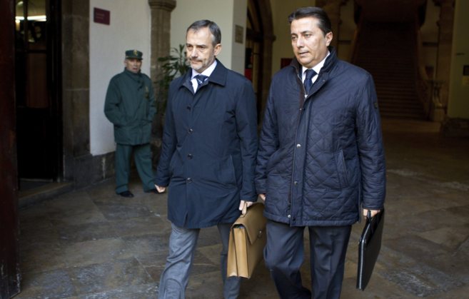 El ex conseller de Sanidad, Manuel Cervera (drcha), sale del TSJ junto...