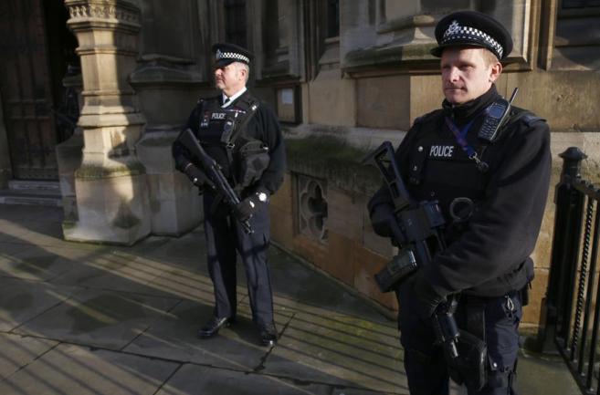 Policías armados guardan el Parlamento británico, en Londres.