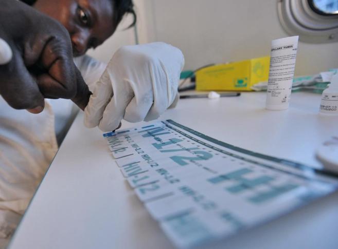 Un voluntario realiza la prueba del sida en Yopougon, distrito de la...