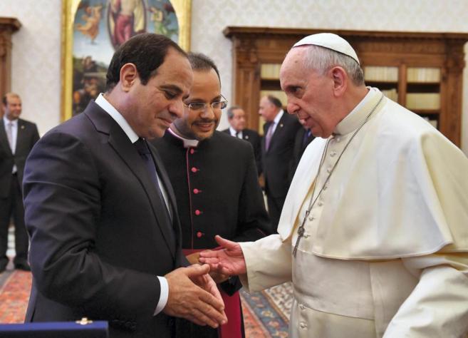 Francisco saluda al  al presidente egipcio Abdelfatah al Sisi en el...