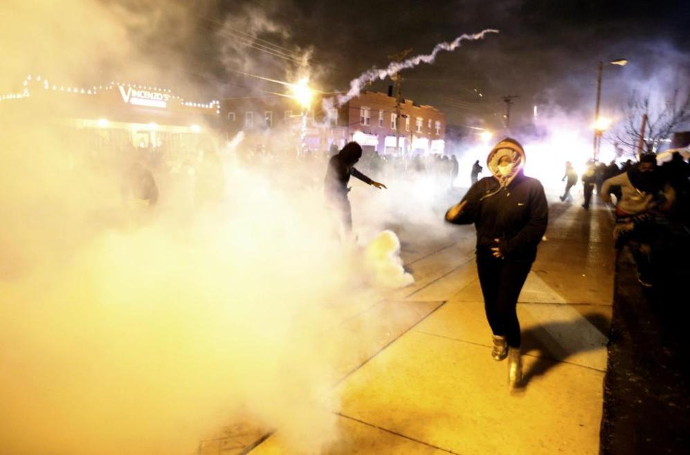 Gases lacrimgenos en  Ferguson.