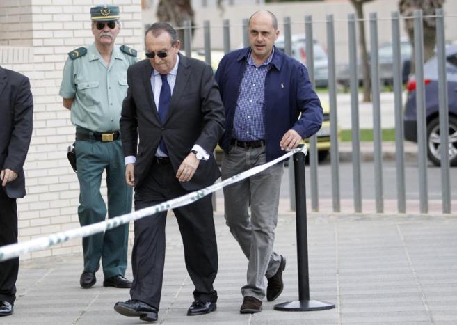 Carlos Fabra entrando a la Audiencia de Castelln, en octubre de 2013...