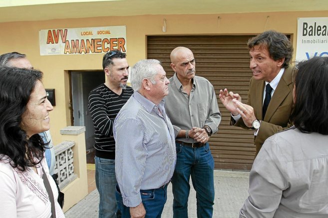 El alcalde Isern habla con un grupo de vecinos en su visita al barrio...