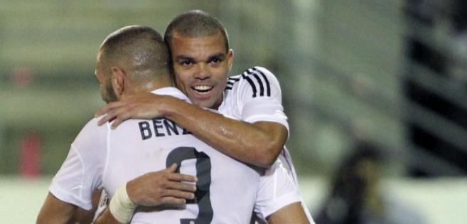 Pepe celebra con Benzema el gol del francs contra el Eibar.