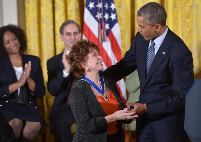 Barack Obama impone la Medalla de la Libertad a Isabel Allende