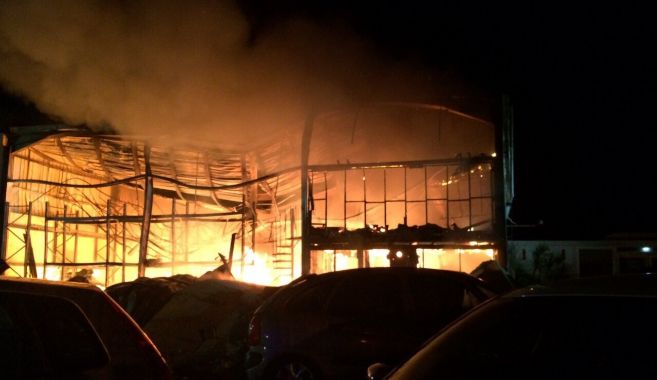 Incendio en la nave de un concesionario de coches en Mijas.