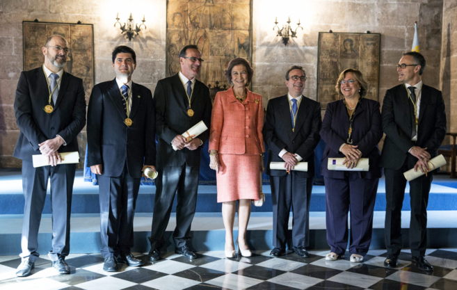 La reina Sofia posa con los galardonados con los Premio Rey Jaime I...