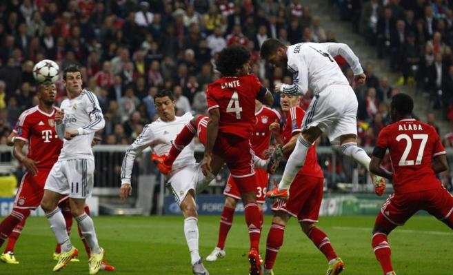 Sergio Ramos remata de cabeza durante el Bayern-Real Madrid de...