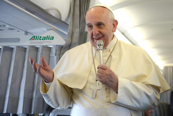 El Papa habla con los periodistas durante el vuelo que le traslada a...
