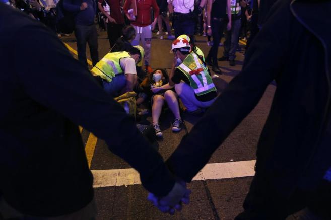 Una manifestante recibe tratamiento mdico  tras un enfrentamiento...