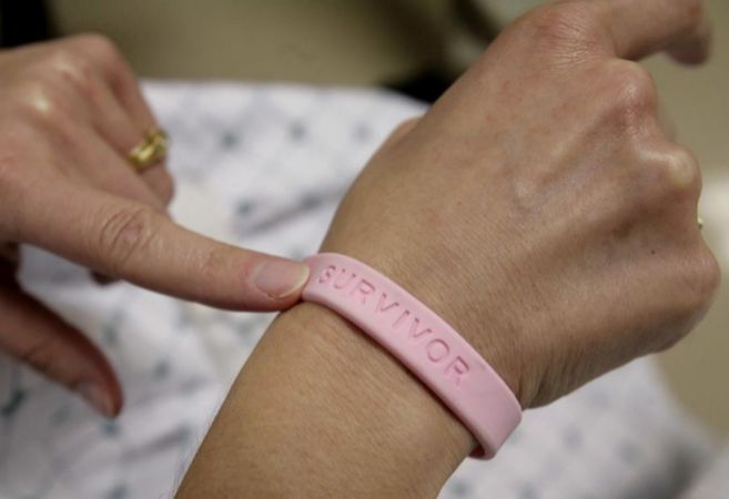 Una paciente de cncer de mama muestra su pulsera donde se lee...
