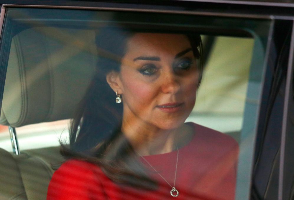 La duquesa de Cambridge -embarazada de su segundo hijo- se emocion...