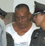 El general Chayapan, custodiado por la polica tras su detencin.