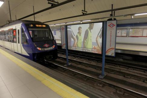 Un tren entra en una estacin del Metro de Madrid.