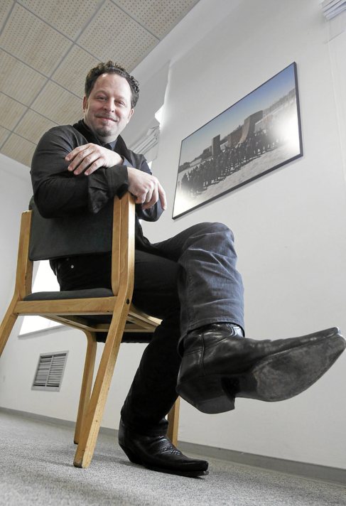 John Axelrod, con las botas de 'cow-boy', en el Teatro...